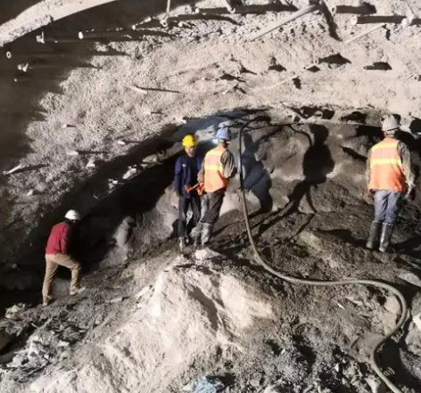 市北隧道拱顶带模注浆料，微膨胀注浆料的特点及施工工艺